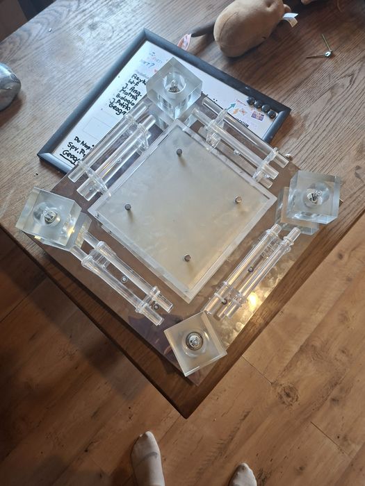 Żyrandol świeci naprzemiennie szklany