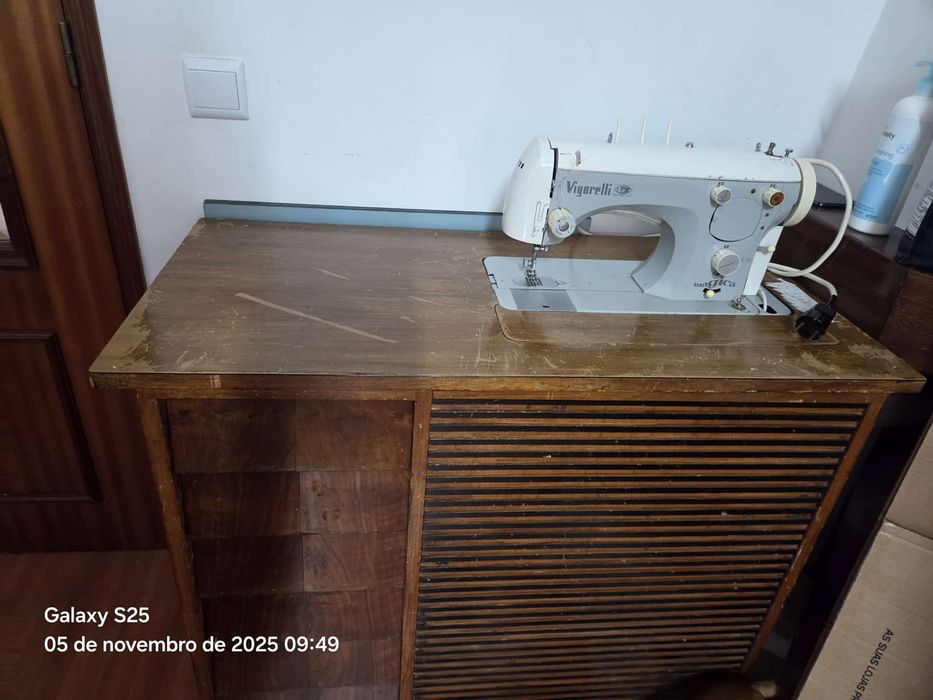 Máquina de costura faz ponto reto Zig Zag e borda