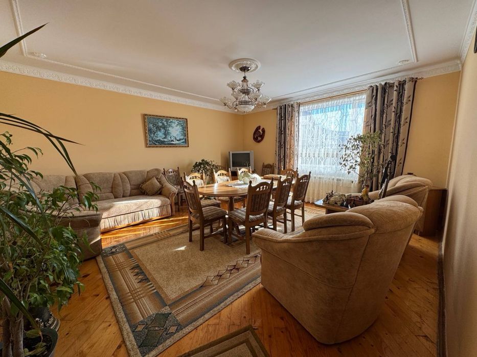 Перерахунок, постанови, готівка. Продаю будинок в Рожнятові 3 поверхи, 230м.кв.  Є гараж, 10 сот землі. Літна кухня