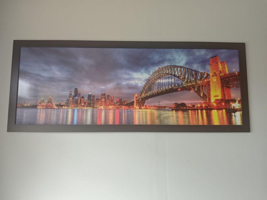 Nowoczesny obraz w ciemno brązowej ramie o wymiarach 50x140 cm - Bridg