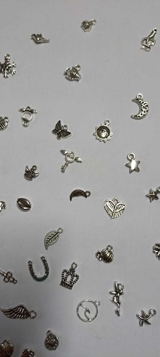 Pingentes médios prateados