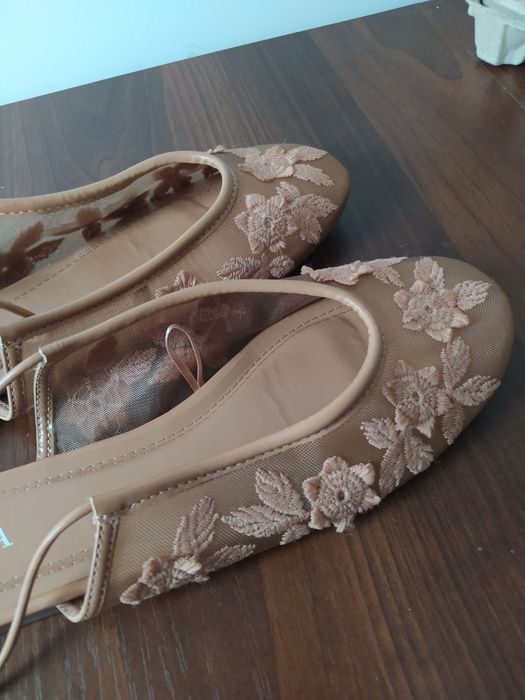 Beżowe wiązane balerinki Zara r. 38
