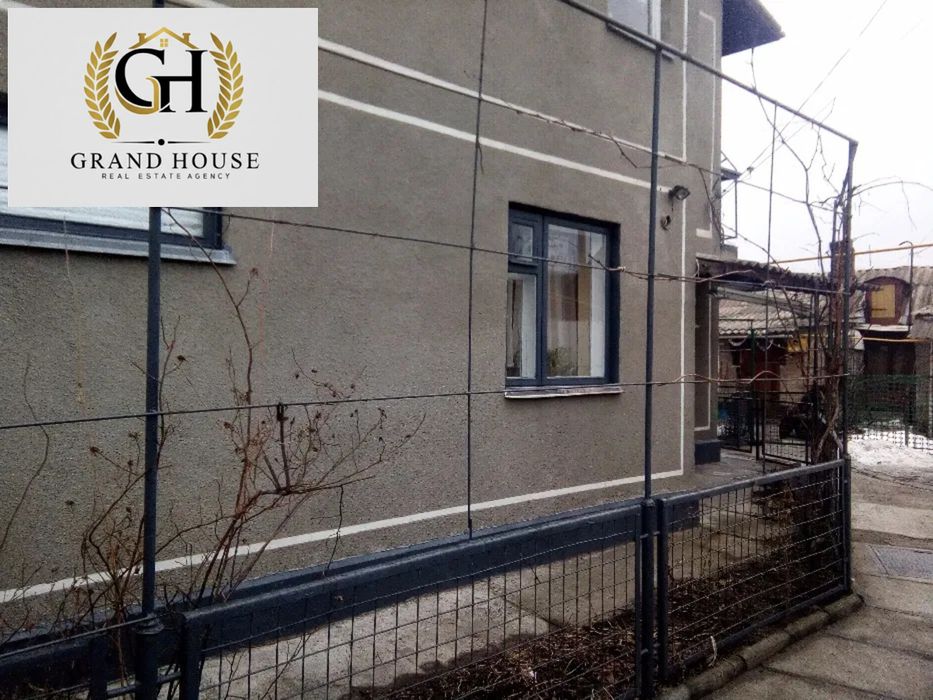 Продам двоповерховий будинок район дитячої обласної лікарні.