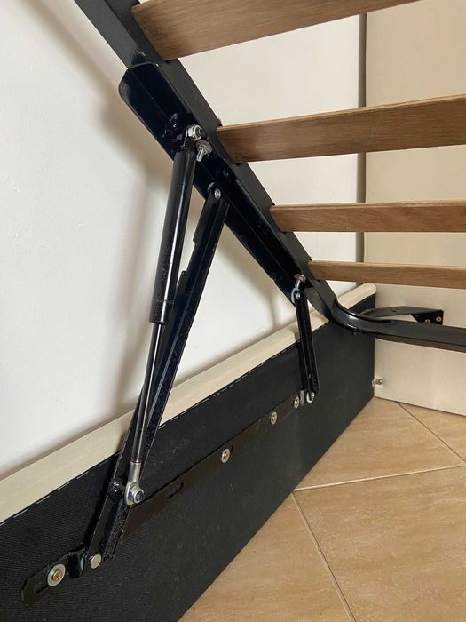 Estrutura cama com estrado e sistema elevatório