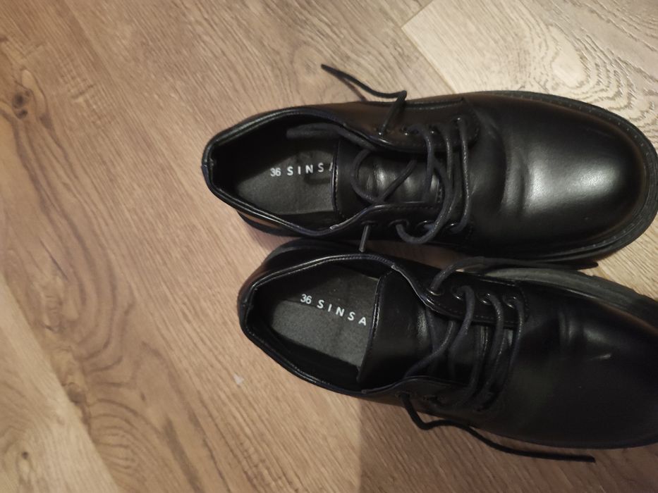 Czarne sznurowane eleganckie buty ala skórzane