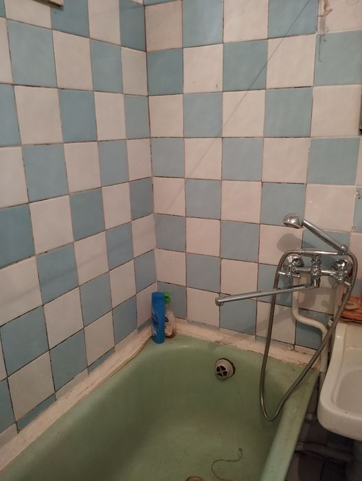 Продається трьох кімната квартира в центрі міста.