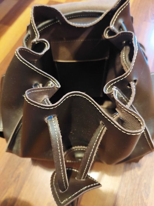 Mala-mochila de pele