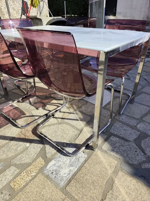 Mesa e cinco cadeiras