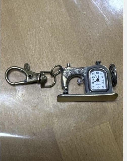 вінтажний брелок « швейна машинка « с часами, браслет!