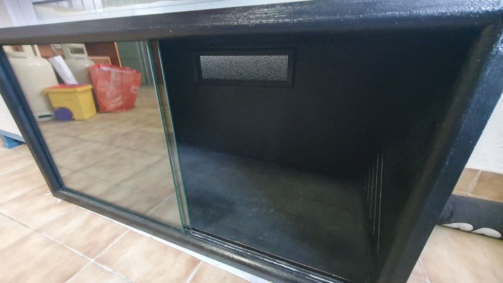 Vários terrarios para répteis para sair