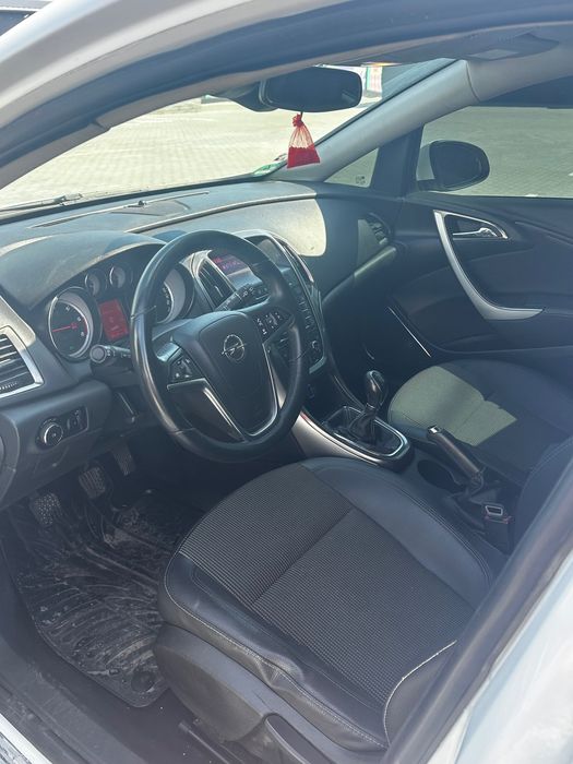 Opel Astra J 2011