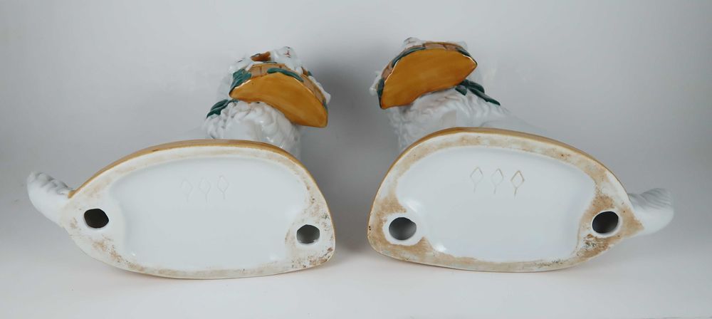 Par esculturas em porcelana - Cães com cesta - 21 cm