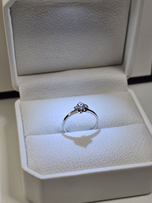 Каблучка з діамантом, біле золото