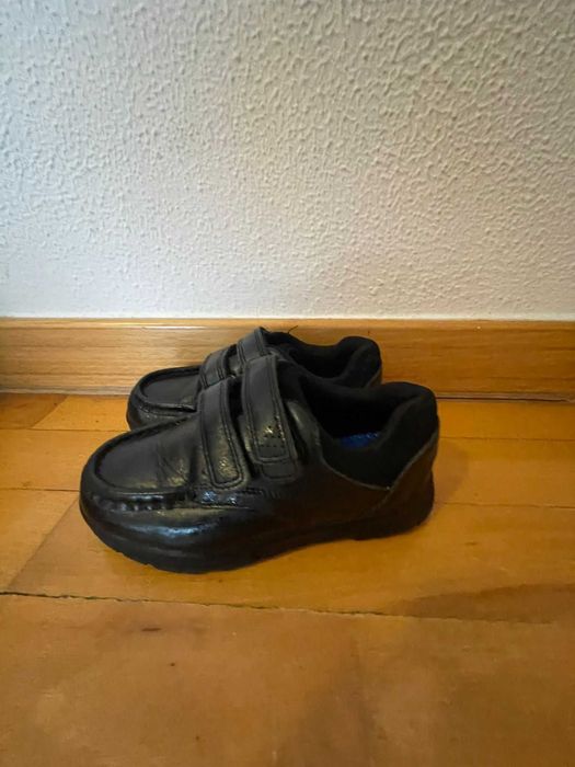 Sapatos elegantes para menino