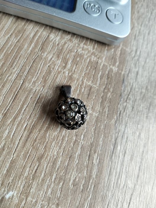 Stary srebrny wisiorek ażurowa kula unikat