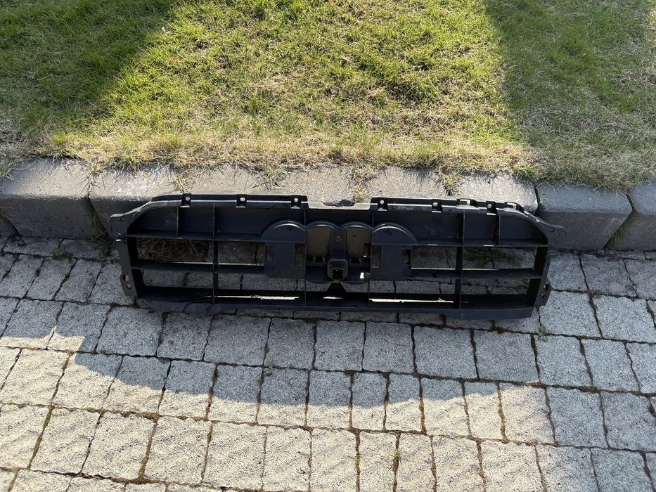 8ko 807 233 h Кріплення решітки радіатора Audi A4