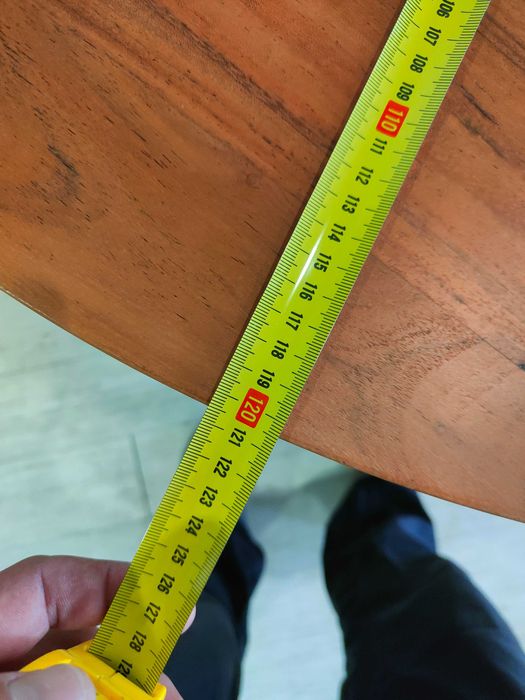 Mesa redonda Nahla de madeira maciça com acabamento em tom natural Ø 120 cm