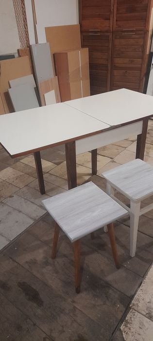Продаю кухон.стол +2табурета