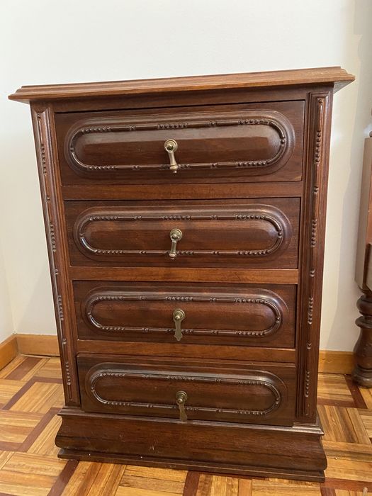 Mobília de quarto (Cama, cabeceiras e cómoda)