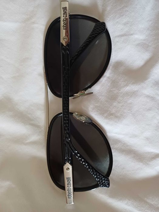 Óculos de sol pretos de marca Roberto Cavalli autênticos, impecáveis e sem riscos. A caixa dos óculos é que está um pouco riscada de andar na mala.