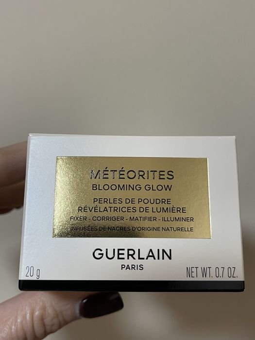 GUERLAIN.Météorites Blooming Glow Light Revealing Pearls of Powder