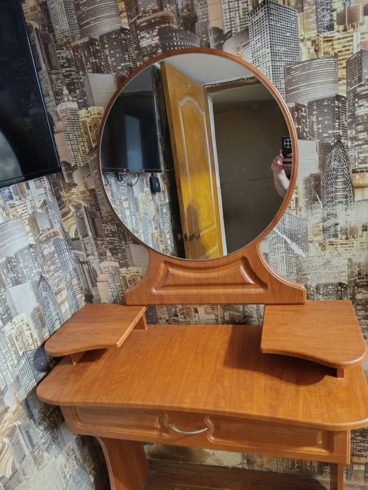 Столик косметический.