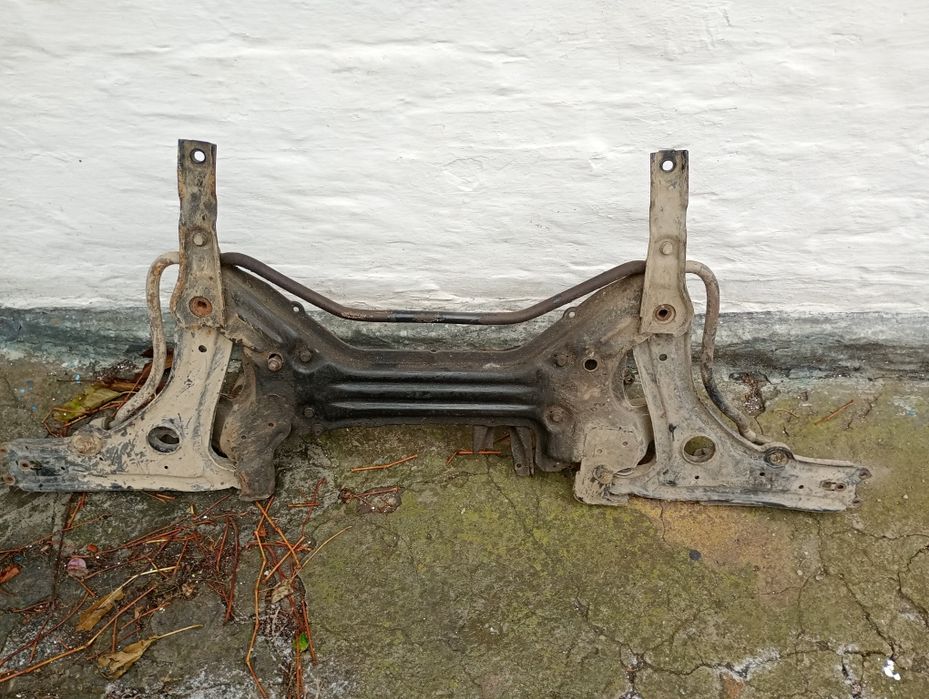 Підрамник передня балка гольф 3.  1, 4