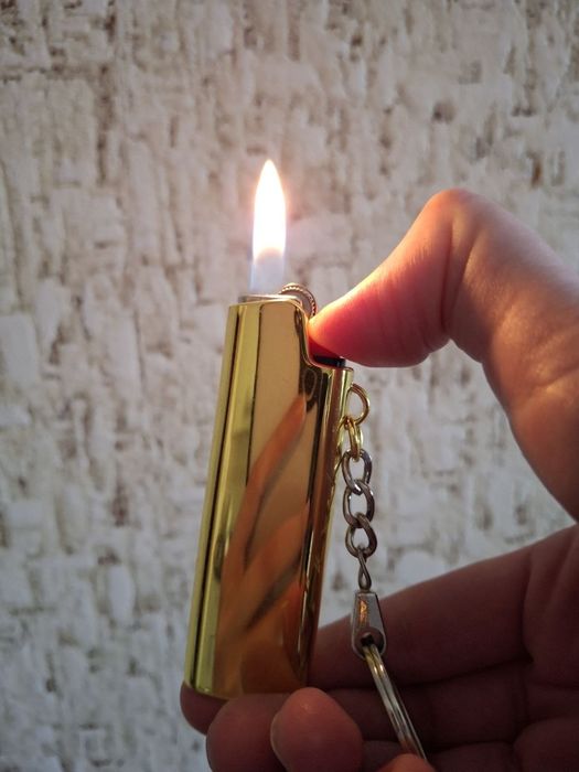 Зажигалка Bic с металлическим кейсом брелком