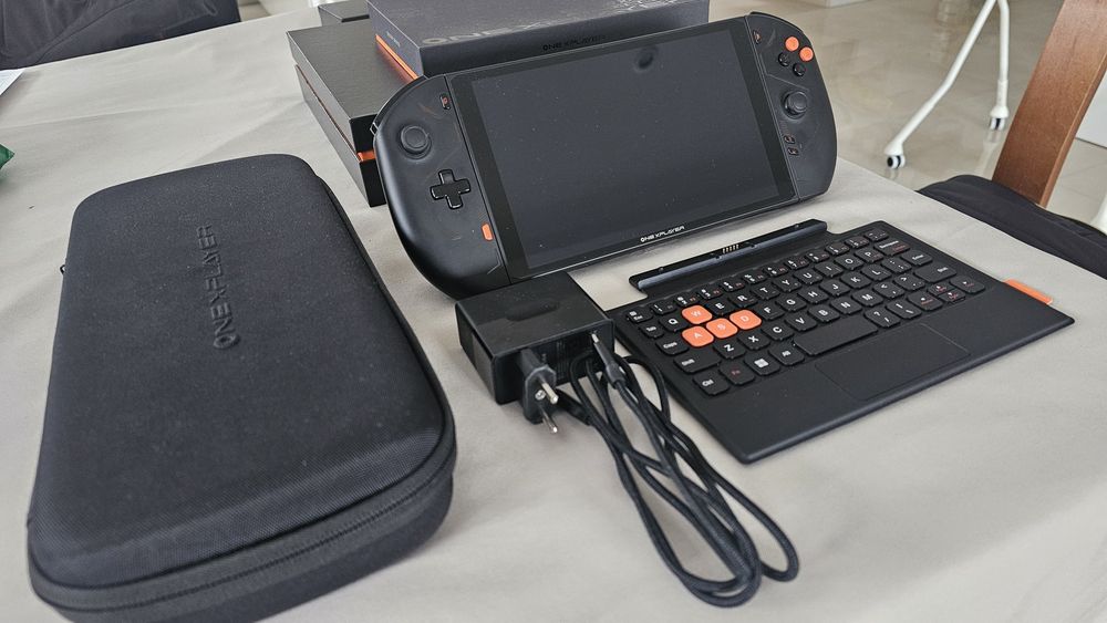 One X Player 2 pro - 8840u - 32GB - 2TB + Akcesoria