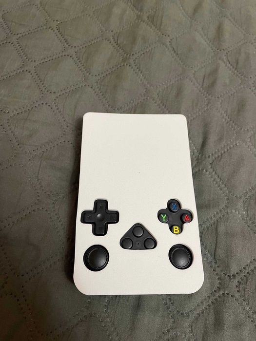 Портативна ретро консоль R36S