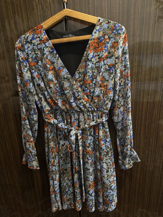 Жіночна сукня з квітковим принтом та акцентом на талії