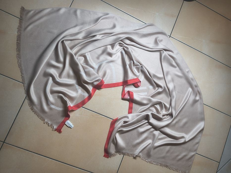 Szal Chusta CALVIN KLEIN Beżowy Logowany Czerwona Ramka Wiskoza