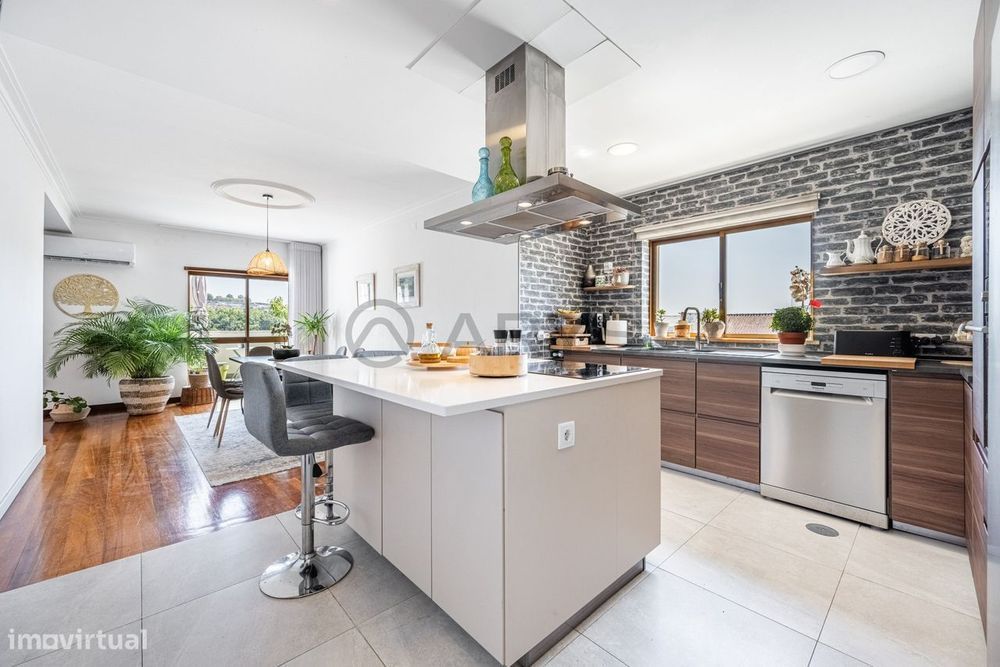 Penthouse Duplex T4 with Panoramic Terraces in the Heart of the City
