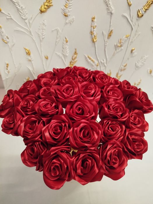 Róże z satynowej wstążki. Bukiet na zamówienie