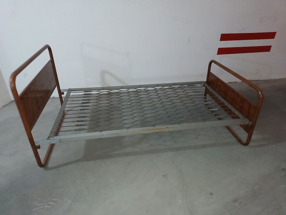 Cama de solteiro vintage