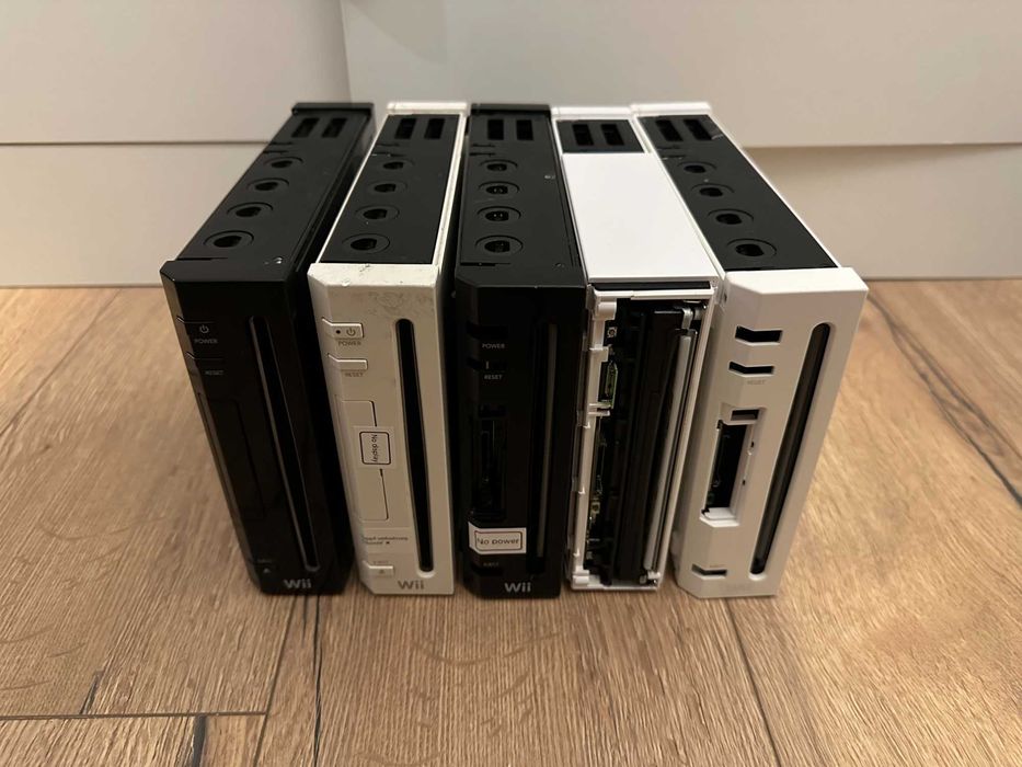 5x Nintendo Wii plus części do po konsolach (pady, Sony VR)