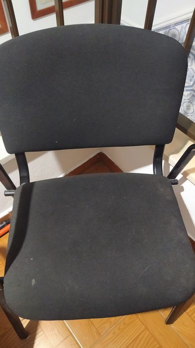 Cadeira de escritório preta sem rodas