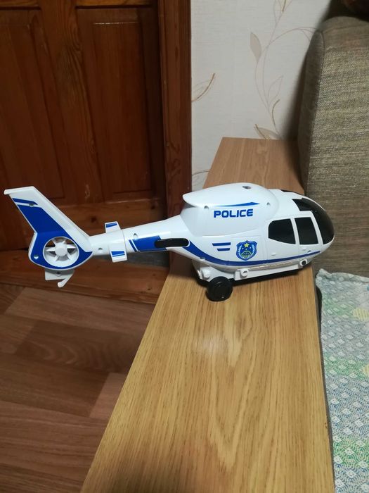 Продаю интерактивную игрушку вертолет " POLICE  JYD178A-3 "
