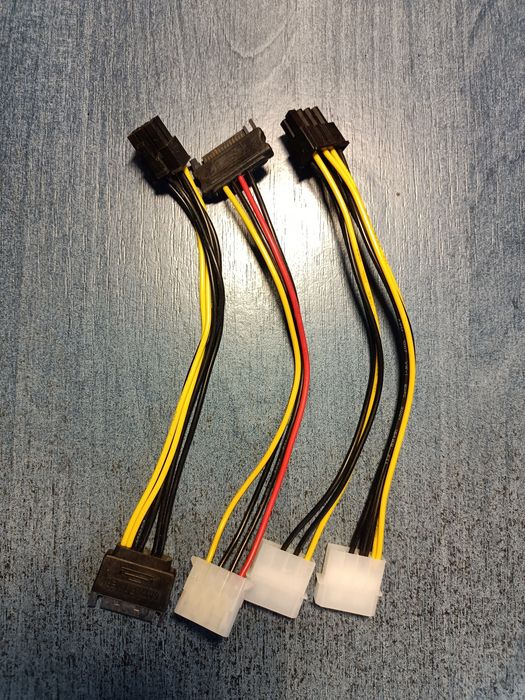 Різні конектори підключення для системного блоку.