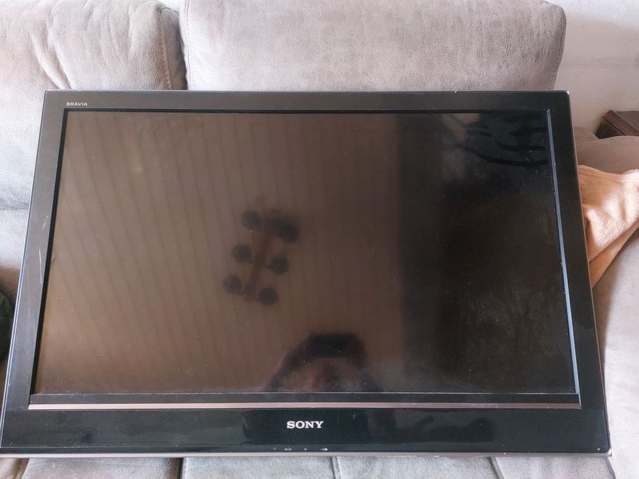 Um plasma Sony e um Led LG, estavam funcionais mas estão arrumados á algum tempo. Sem comandos e para desocupar. Para desocupar