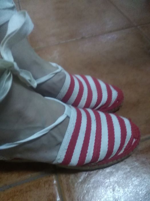 Alpercatas semi novas vermelho e branca
