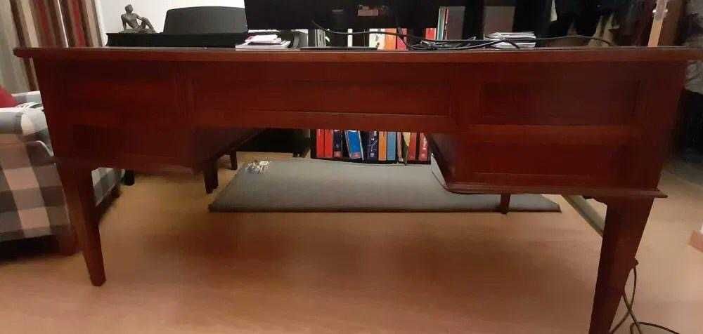 Secretária de escritório em cerejeira