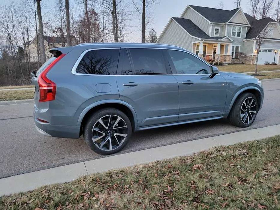 2022 Volvo XC90 T6 AWD Momentum
