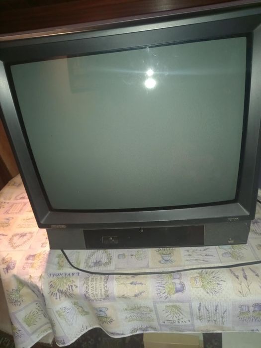 Televisão a funcionar e candeeiro