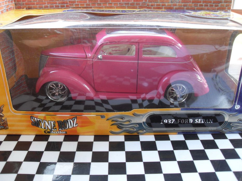 FORD Model 81 Sedan 1937 1:18