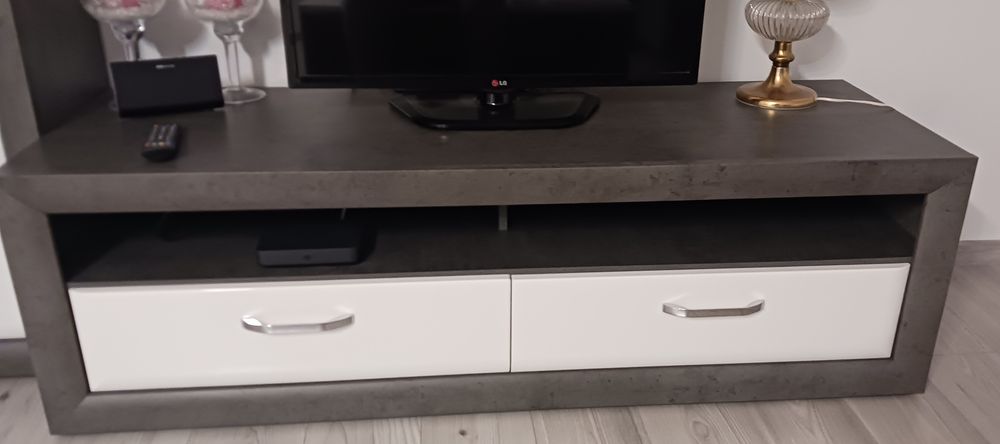 Komplet szafek ze stolikiem