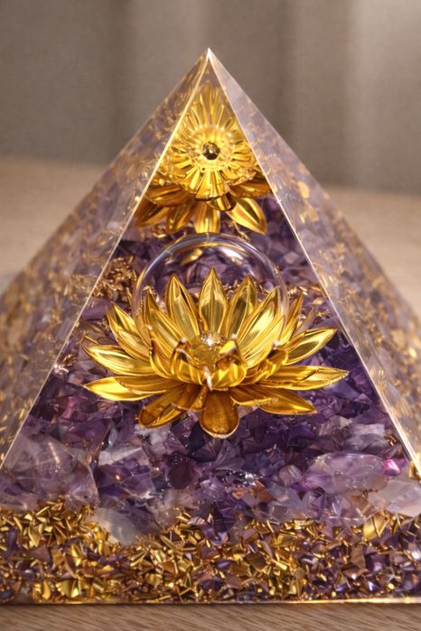Piramida ametystowa 6 cm elegancka dekoracja Spokój Harmonia Rownowaga