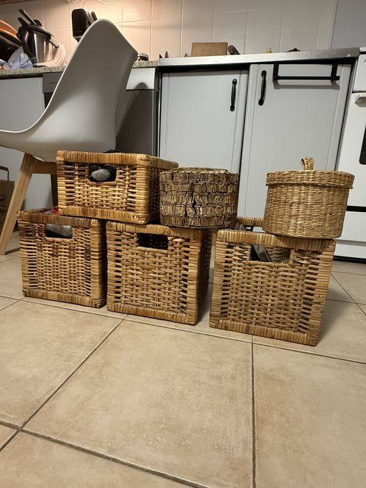 Zestaw ozdobnych koszy wiklinowych