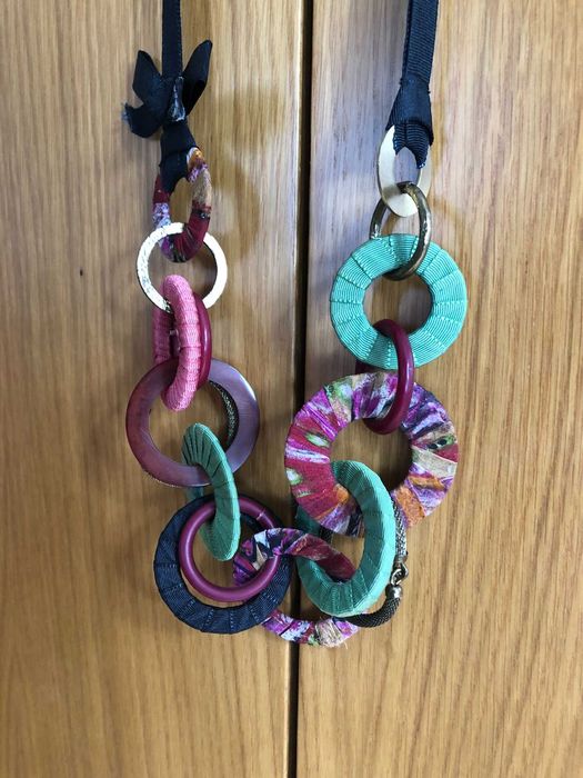 Colar em tecido preto e Argolas coloridas