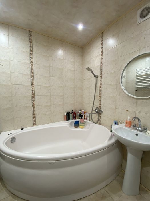 Продається БЕЗ КОМІСІЇ ДЛЯ ПОКУПЦЯ 2-х кімнатна квартира на Дружбі!